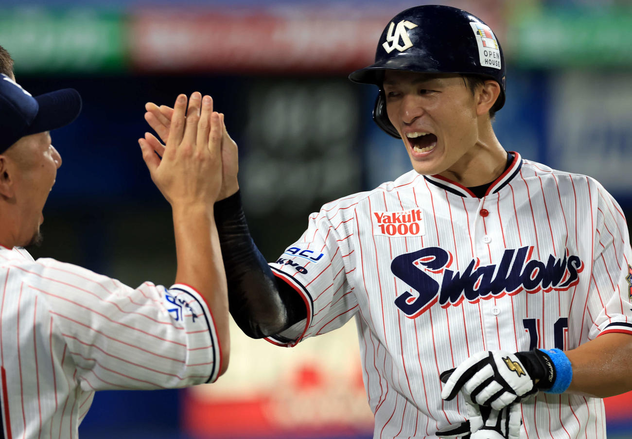 ヤクルト対DeNA 5回裏ヤクルト2死一、二塁、オスナの左適時打で生還した宮本はナインとハイタッチ（撮影・浅見桂子）