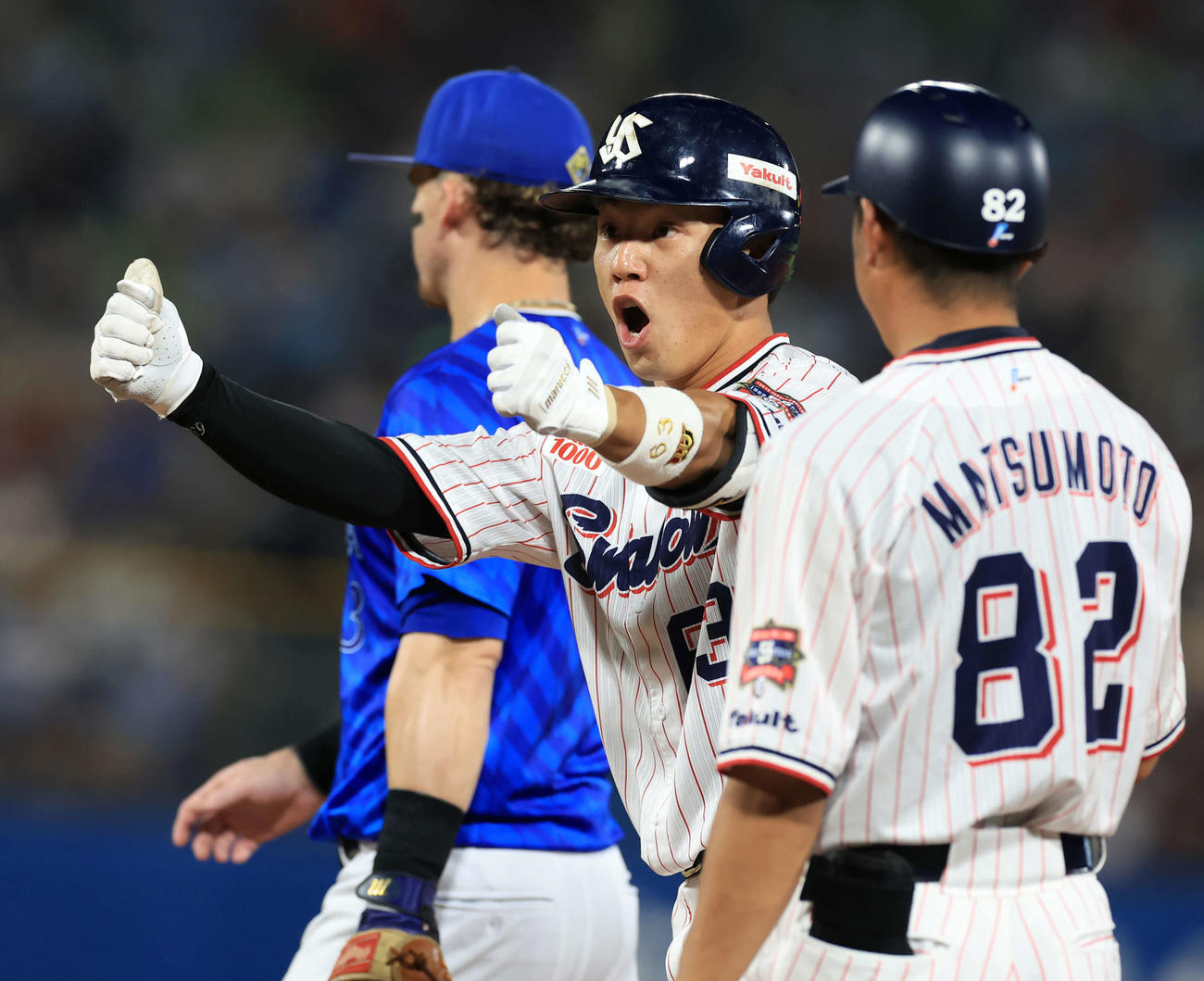 ヤクルト対DeNA 4回裏ヤクルト2死三塁、増田は右適時打を放ちベンチにガッツポーズ（撮影・浅見桂子）