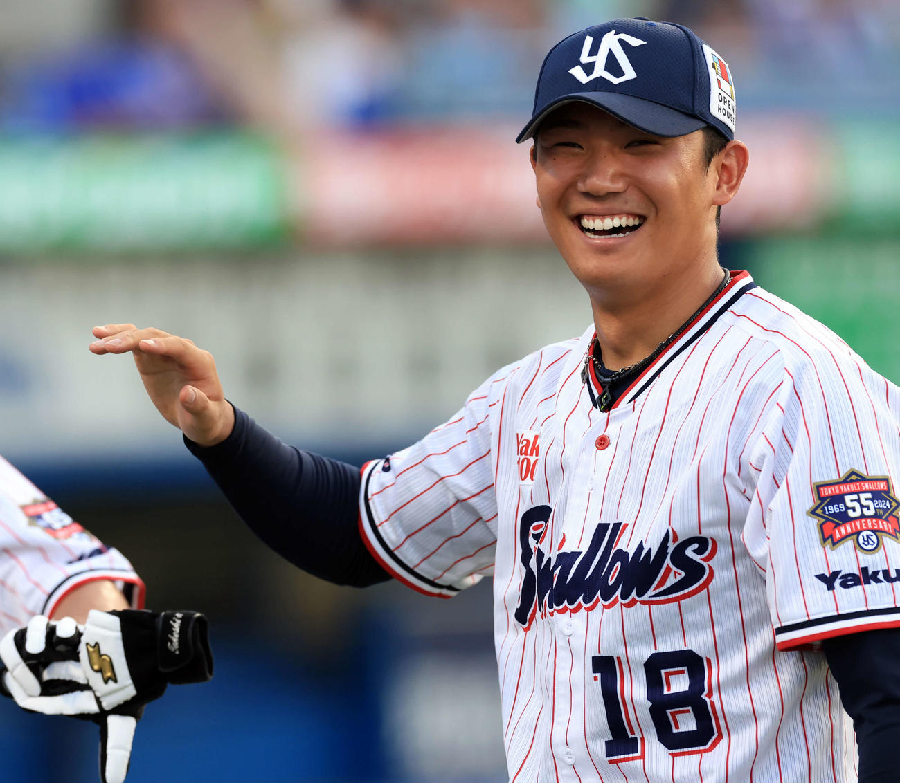 ヤクルト対DeNA 1回裏ヤクルト2死二塁、村上が先制適時打を放ち笑顔の奥川（撮影・浅見桂子）