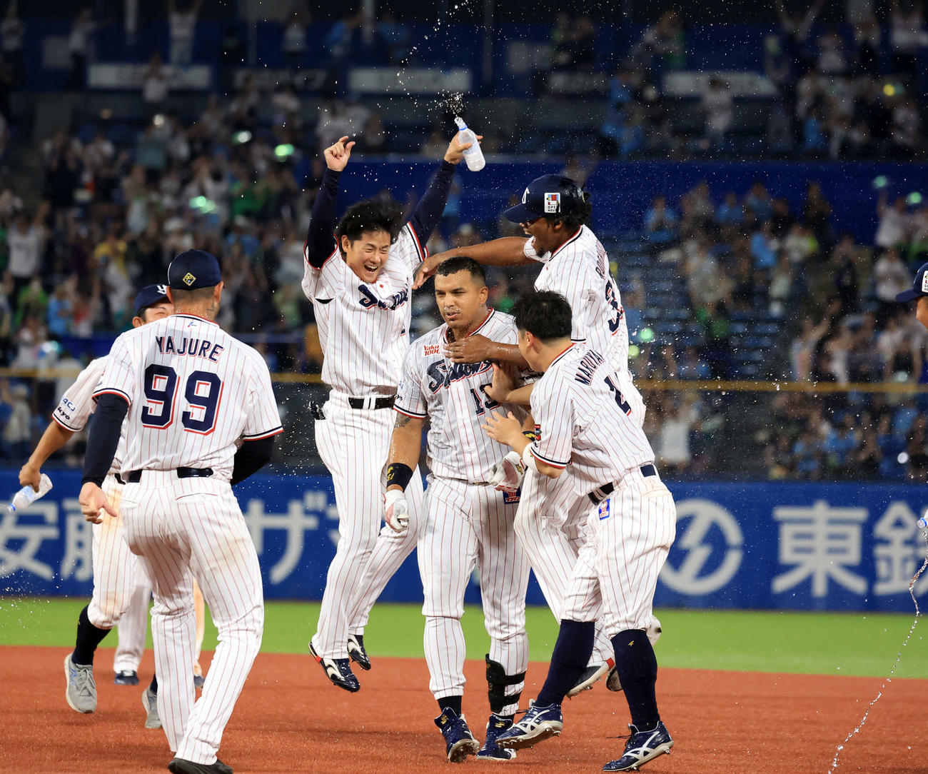 ヤクルト対DeNA 11回裏ヤクルト1死満塁、サヨナラ左適時を放ったオスナ（中央）は水シャワーの祝福（撮影・浅見桂子）
