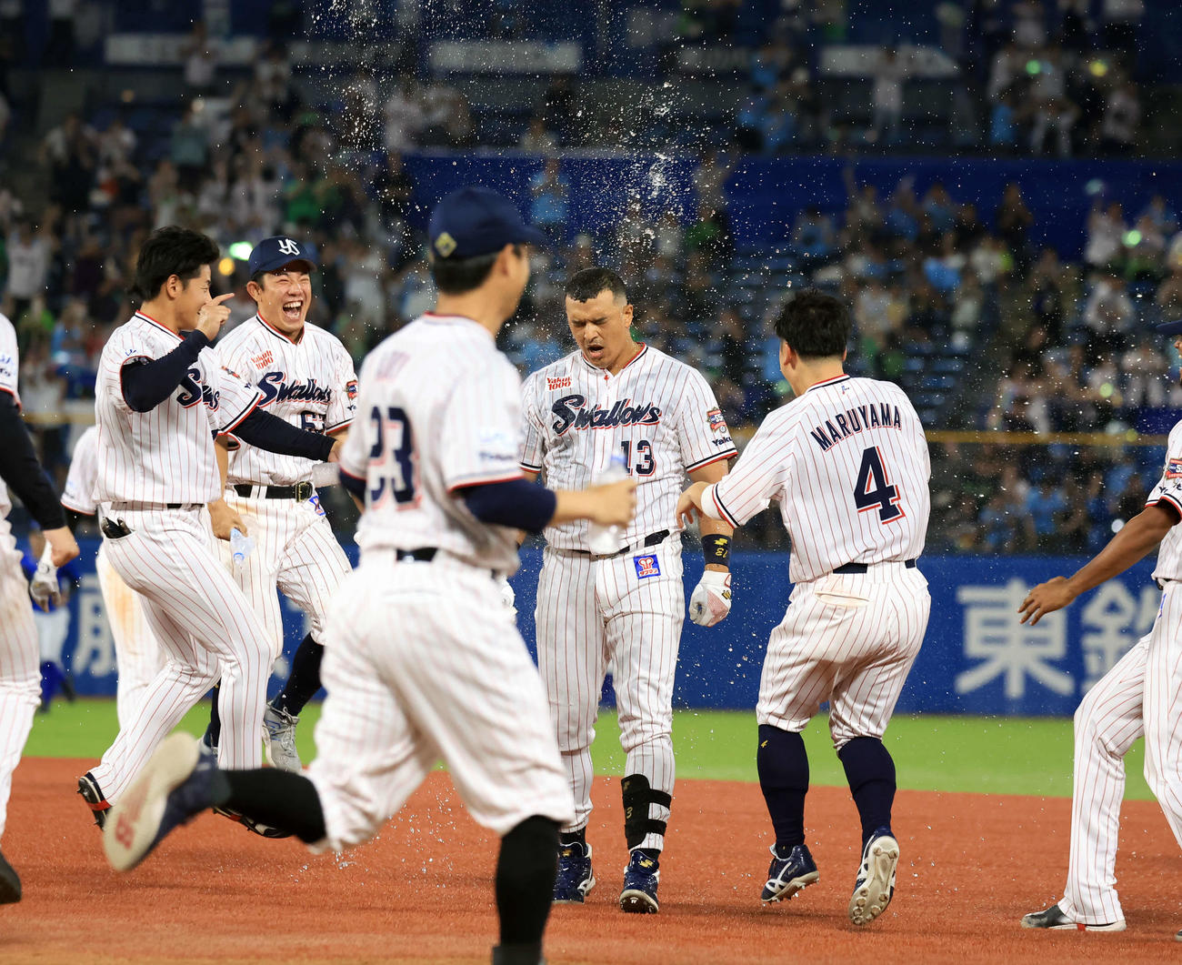 ヤクルト対DeNA 11回裏ヤクルト1死満塁、サヨナラ左適時を放ったオスナ（中央）は水シャワーの祝福（撮影・浅見桂子）