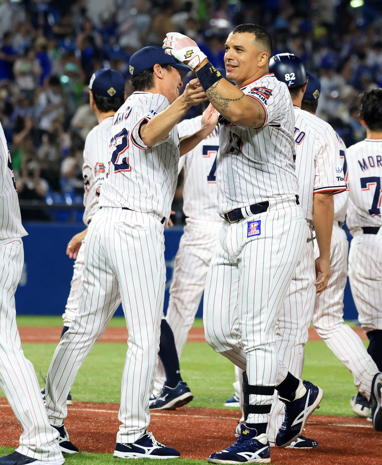 ヤクルト対DeNA 11回裏ヤクルト1死満塁、サヨナラ左適時を放ったオスナ（右）は高津監督と抱擁する（撮影・浅見桂子）