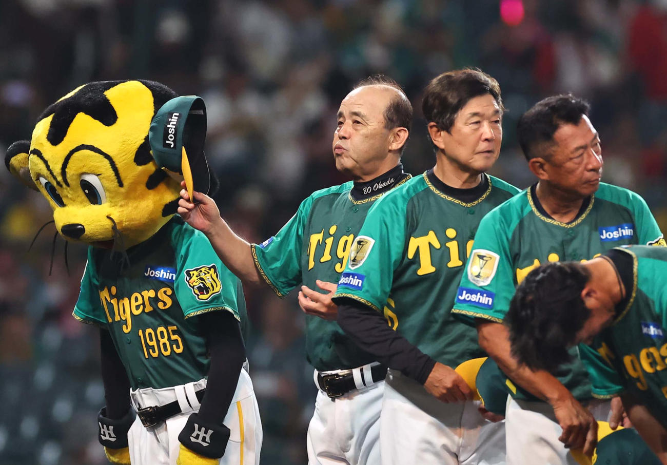 阪神対広島　広島に勝利した岡田監督（左から2人目）はファンの歓声に応える（撮影・上田博志）