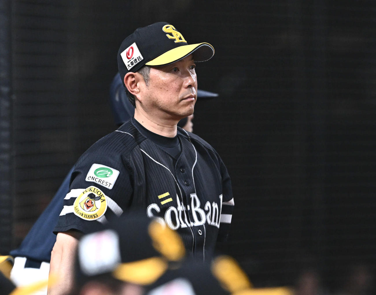 西武対ソフトバンク　9回裏西武1死一、二塁、蛭間の一塁セーフの判定にリクエストする小久保監督（撮影・滝沢徹郎）