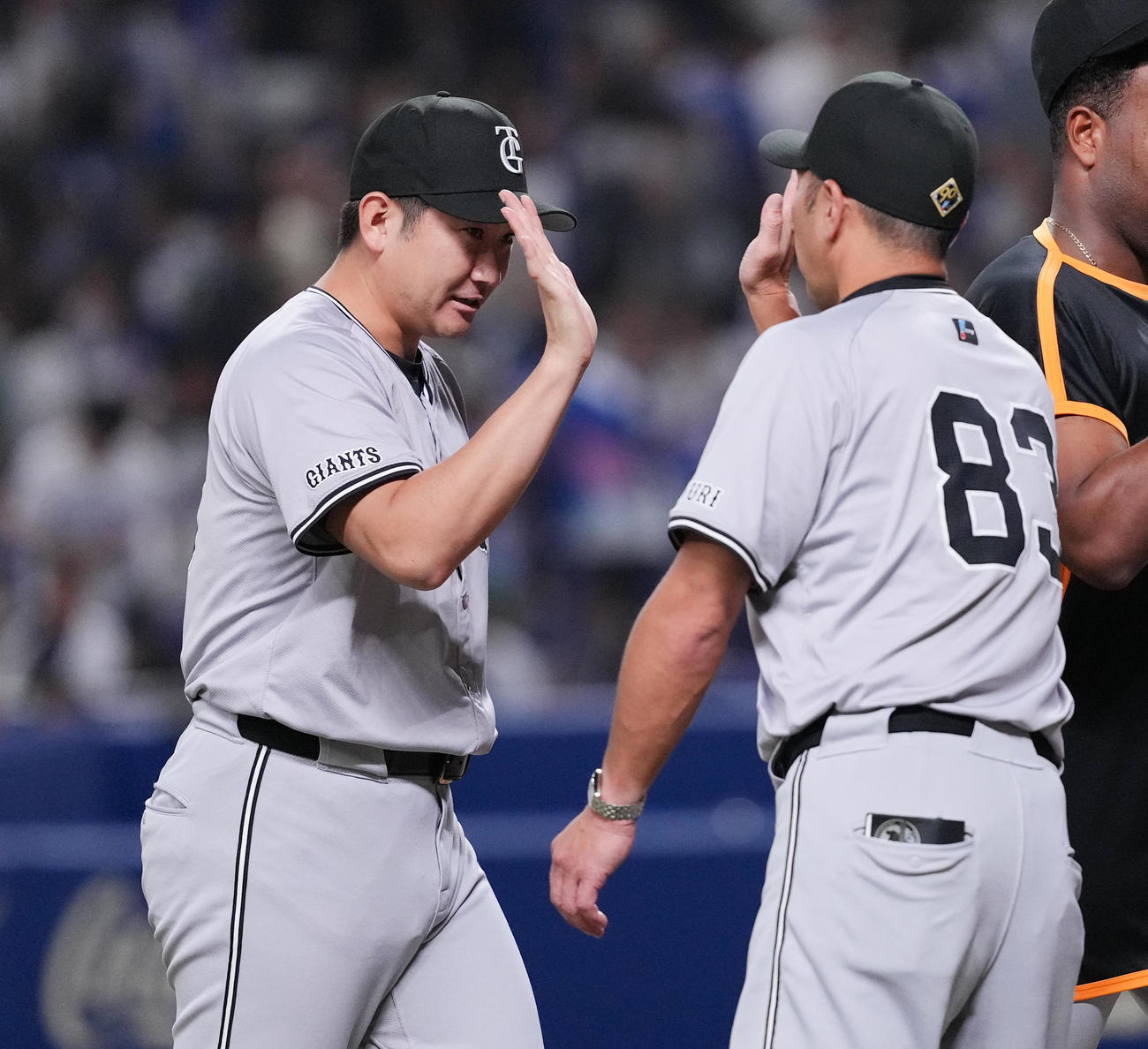 中日対巨人　今季8勝目を上げ、阿部監督（右）にタッチで祝福を受ける菅野（撮影・菅敏）