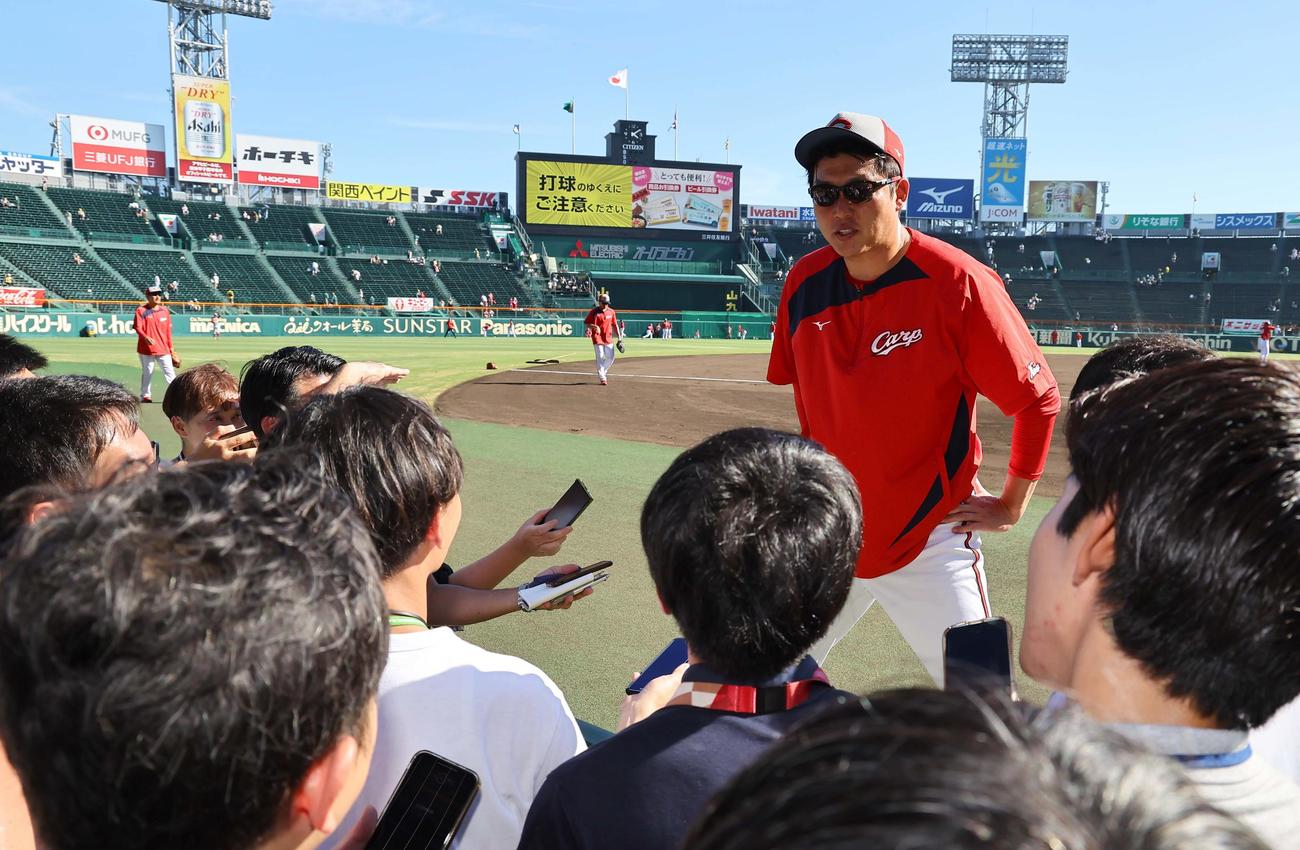 阪神対広島　前半戦総括をする新井監督（撮影・上田博志）