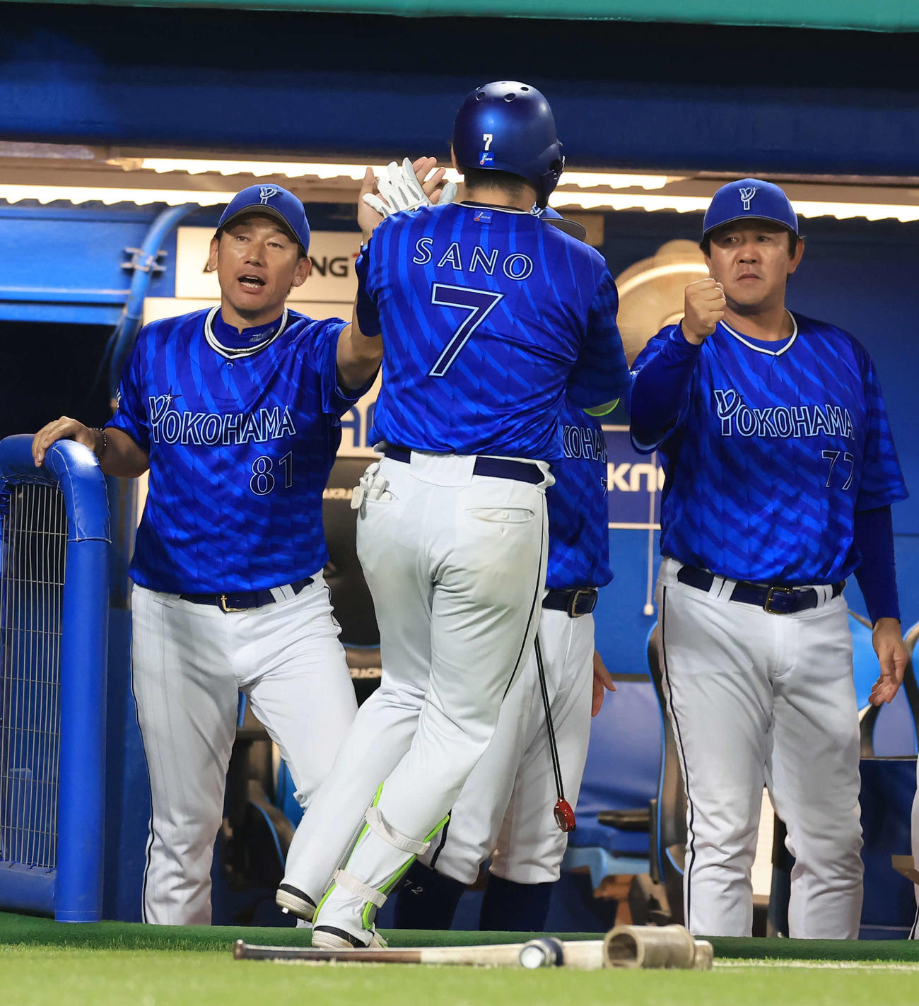 ヤクルト対DeNA 11回表DeNA2死二塁、佐野（手前）が2点本塁打を放ちハイタッチで迎える三浦監督（左）ら（撮影・浅見桂子）