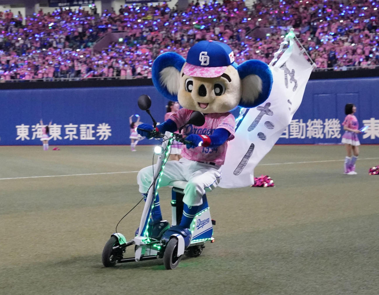 中日対阪神　阪神に勝利し喜びバイクで疾走するドアラ（撮影・森本幸一）