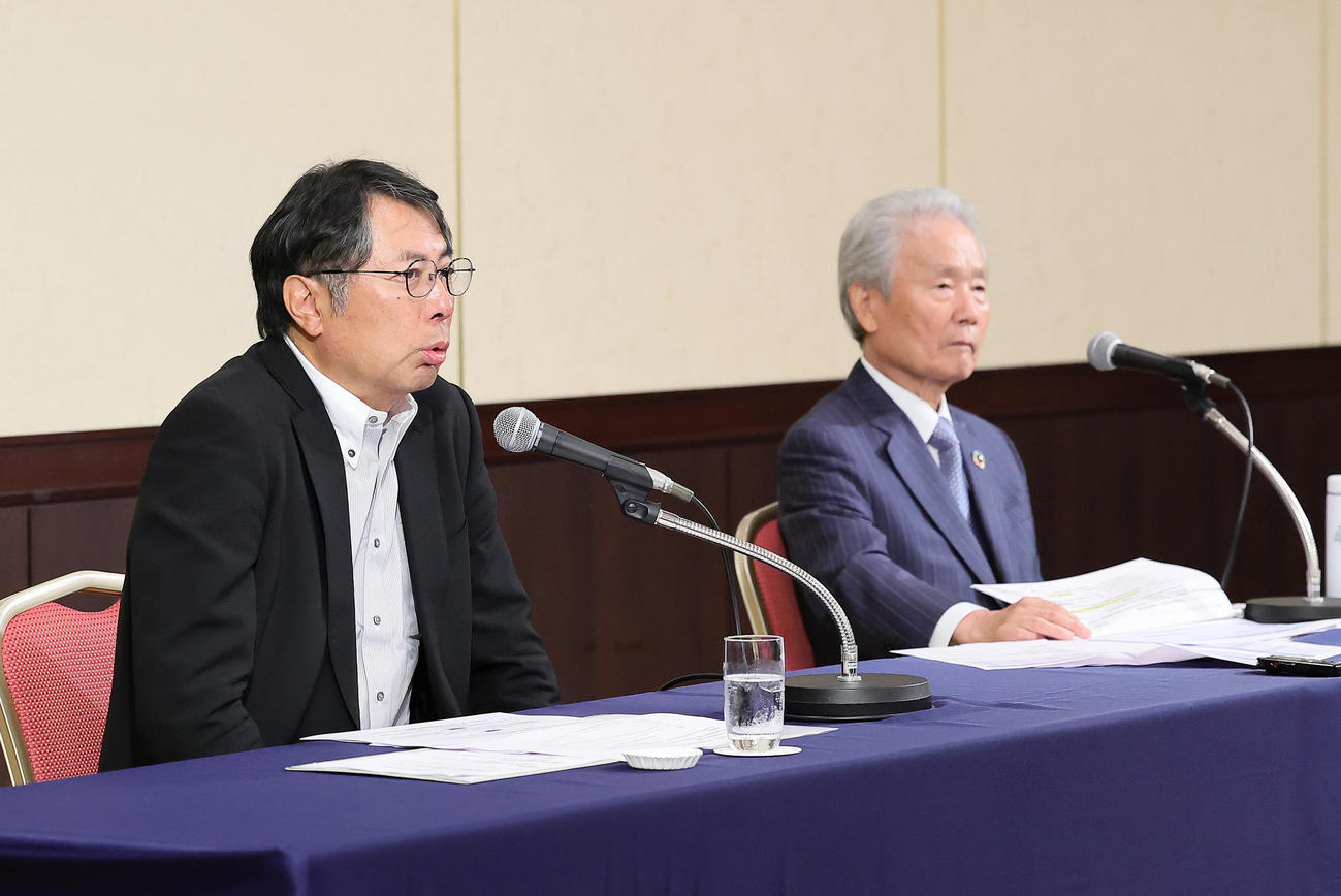 オーナー会議を終え、会見に臨む議長の中日大島オーナー（左）とNPB榊原コミッショナー（撮影・足立雅史）