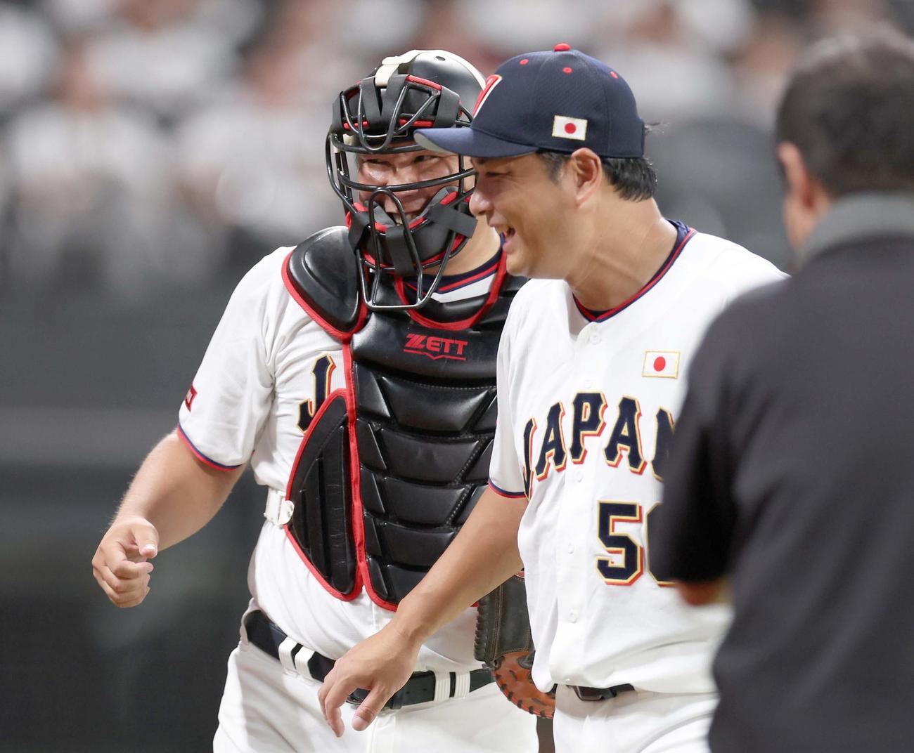 日韓ドリームプレーヤーズゲーム　日本対韓国　4回表、打者を3人で抑えた摂津氏を出迎える里崎氏（撮影・黒川智章）