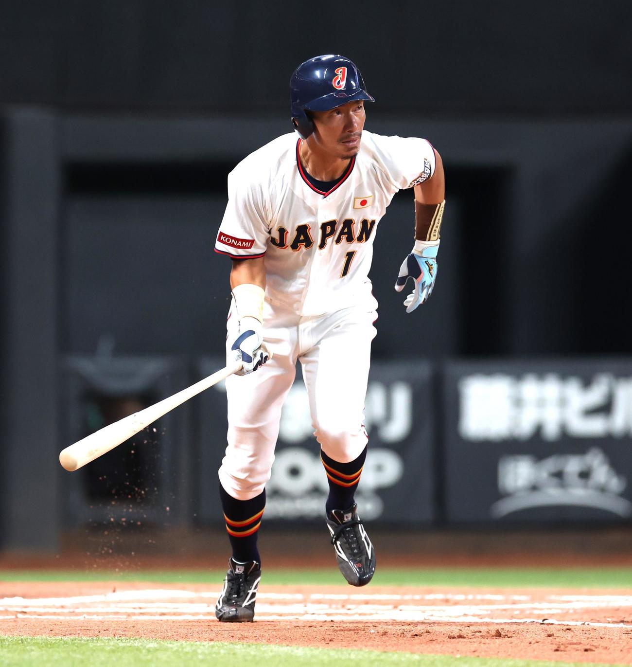 日韓ドリームプレーヤーズゲーム　日本対韓国　5回裏日本無死二、三塁、右前2点適時打を放つ鳥谷氏（撮影・黒川智章）