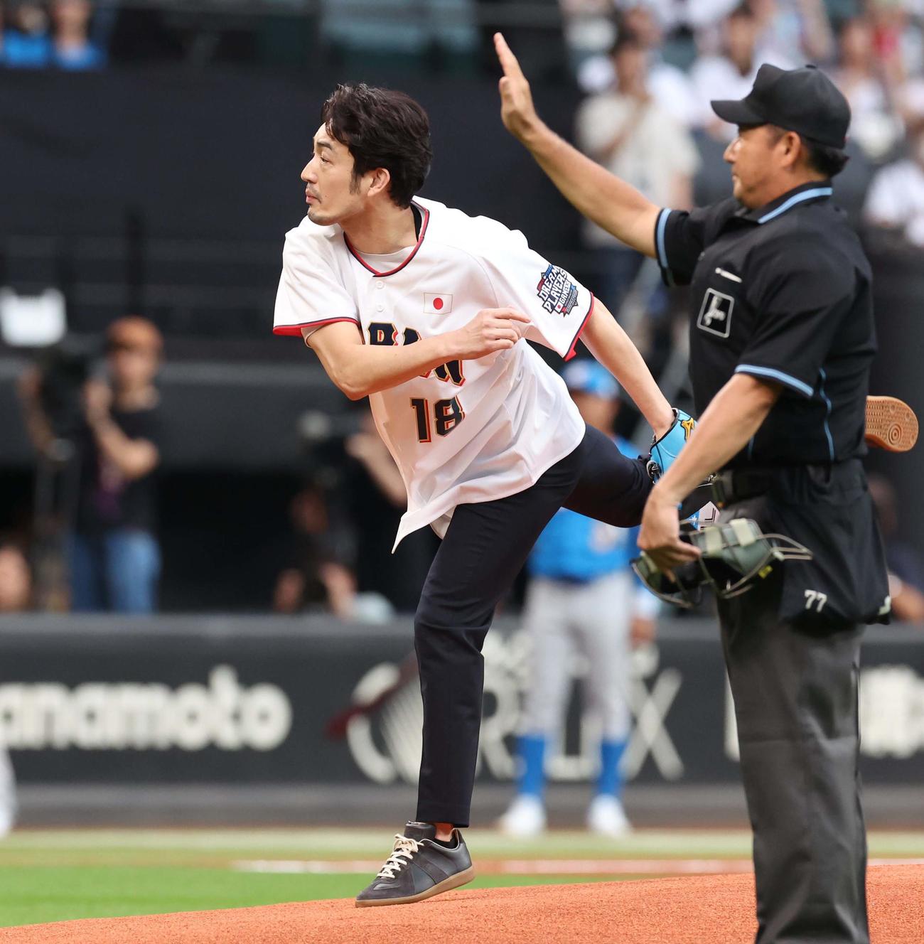 日韓ドリームプレーヤーズゲーム　始球式を務めた大谷亮平（撮影・黒川智章）