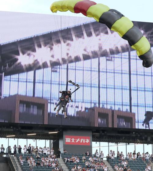 日韓ドリームプレーヤーズゲーム　開会宣言のためパラグライダーで登場の杉谷氏（撮影・黒川智章）