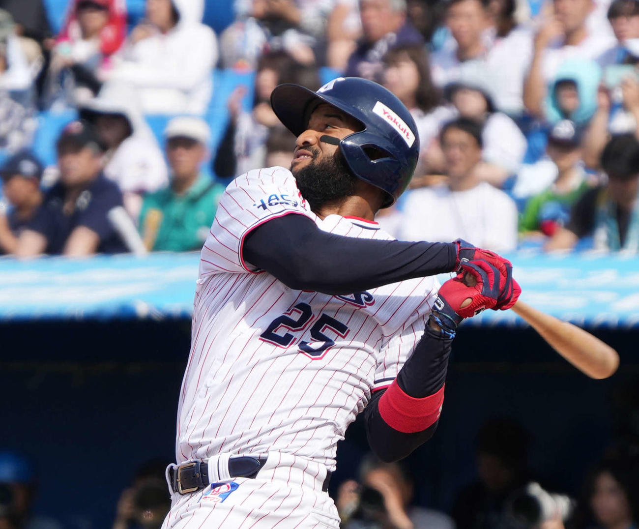 ヤクルト対日本ハム　4回裏ヤクルト2死一、二塁、サンタナは右中間越えに逆転3点本塁打を放つ（撮影・小沢裕）