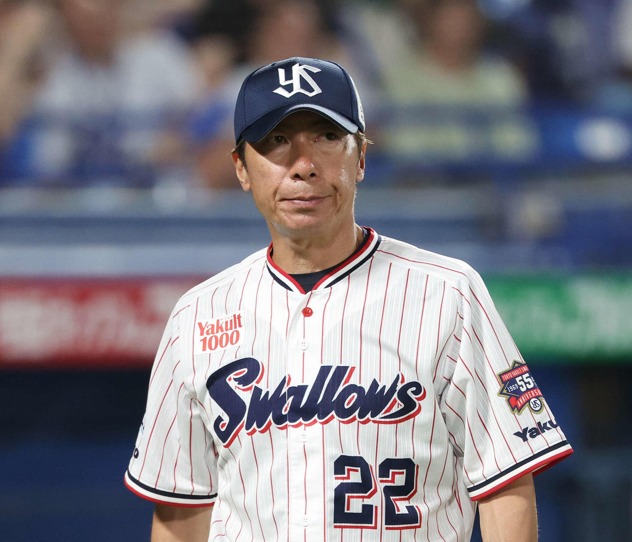 ヤクルト対DeNA 6回裏を終え渋い表情のヤクルト高津監督（撮影・宮地輝）