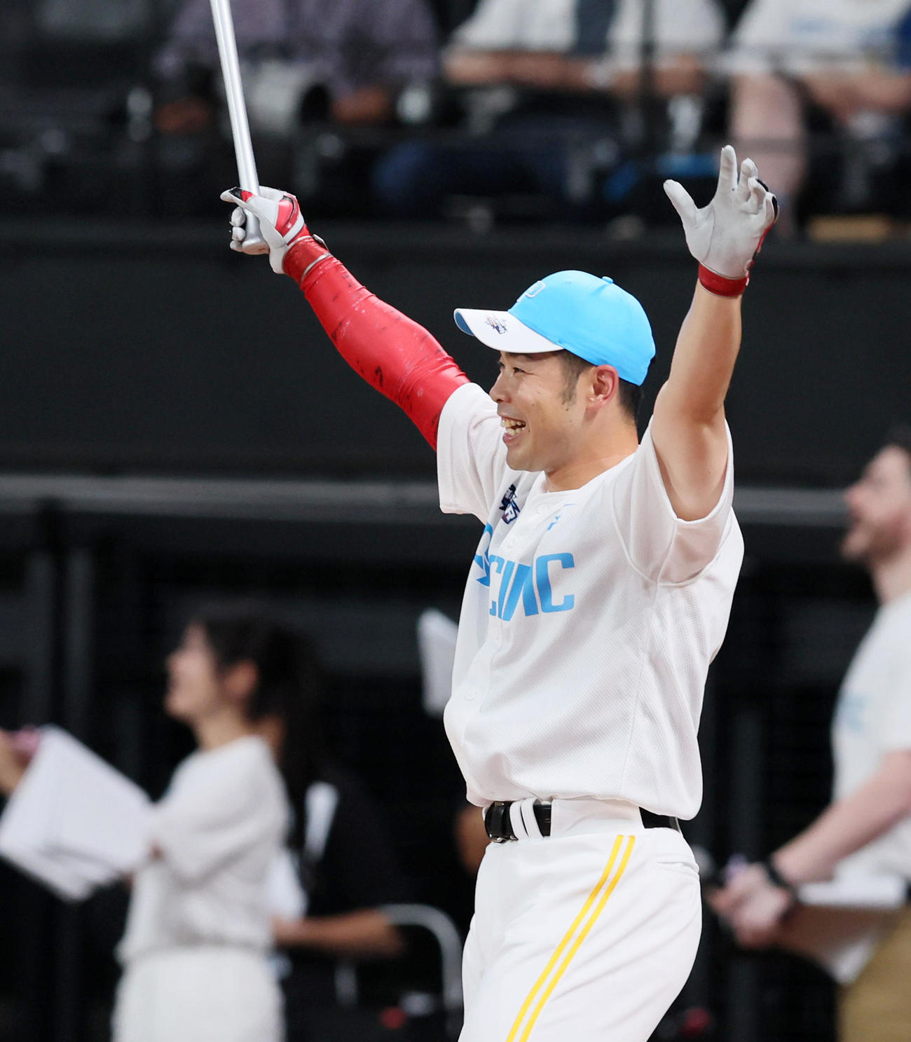 全パ対全セ　ホームランダービー決勝進出の延長戦で本塁打を放ち両手を上げる近藤（撮影・加藤哉）