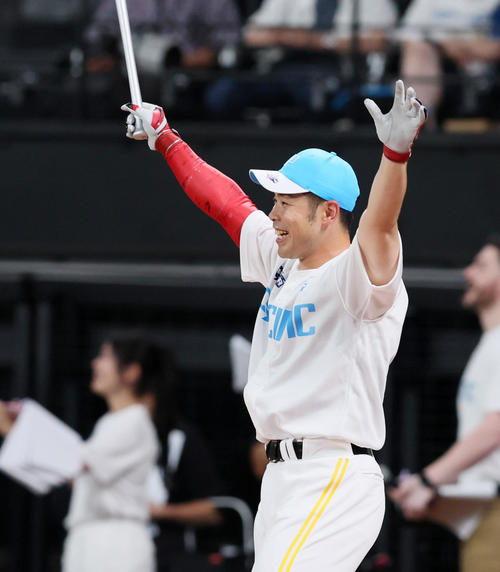全パ対全セ ホームランダービー決勝進出の延長戦で本塁打を放ち両手を上げる近藤(撮影・加藤哉)