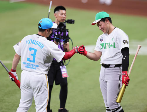 全パ対全セ ホームランダービー準決勝を同点で終え、延長戦を前にグータッチを交わすソフトバンク近藤(左)と巨人岡本和(撮影・足立雅史)