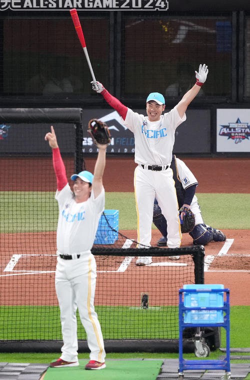 全パ対全セ ホームランダービーの巨人岡本和との準決勝で勝利を確信し、ガッツポーズするソフトバンク近藤。投手栗原(撮影・鈴木みどり)