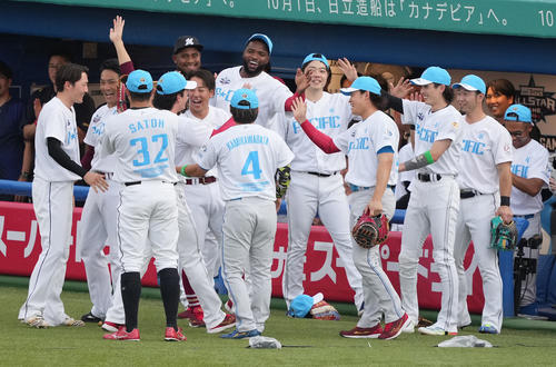 全セ対全パ ホームランダービー決勝で近藤、山川両選手の打撃投手を務めた栗原は全パナインから迎えられる(撮影・鈴木みどり)