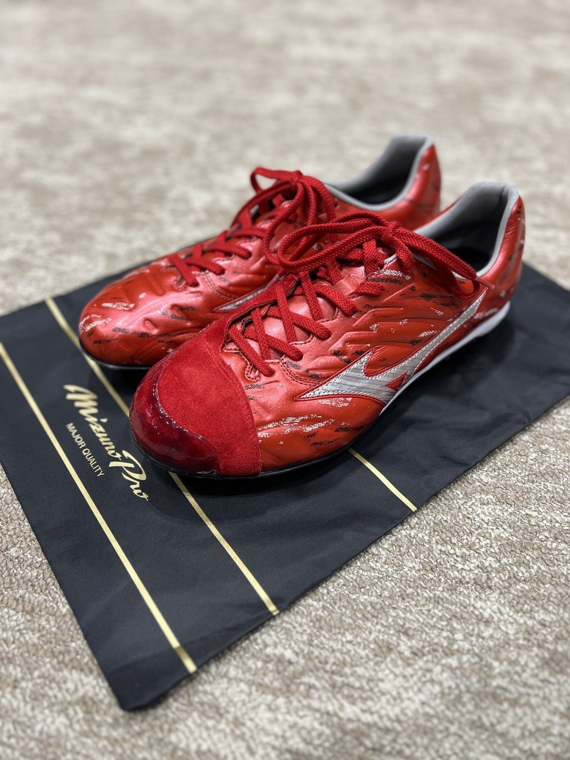 阪神桐敷が球宴で使用するミズノ社のスパイク。情熱を表すレッドをテーマカラーとしている（ミズノ社提供）