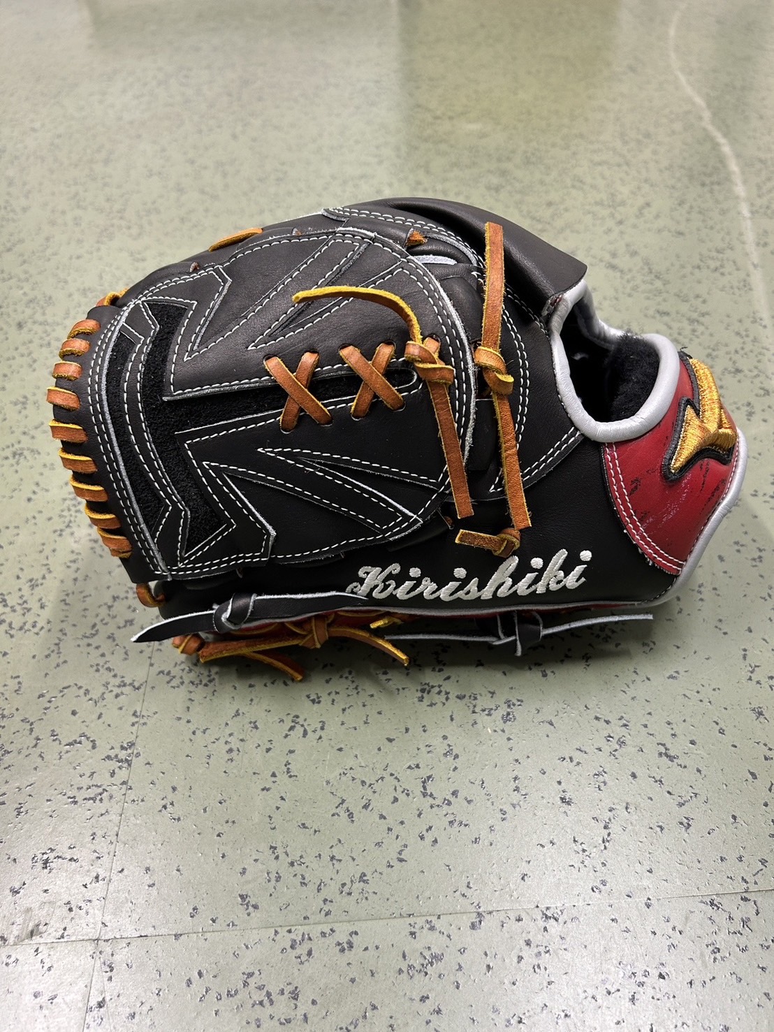 阪神桐敷が球宴で使用するミズノ社のグラブ。情熱を表すレッドをテーマカラーとしている（ミズノ社提供）