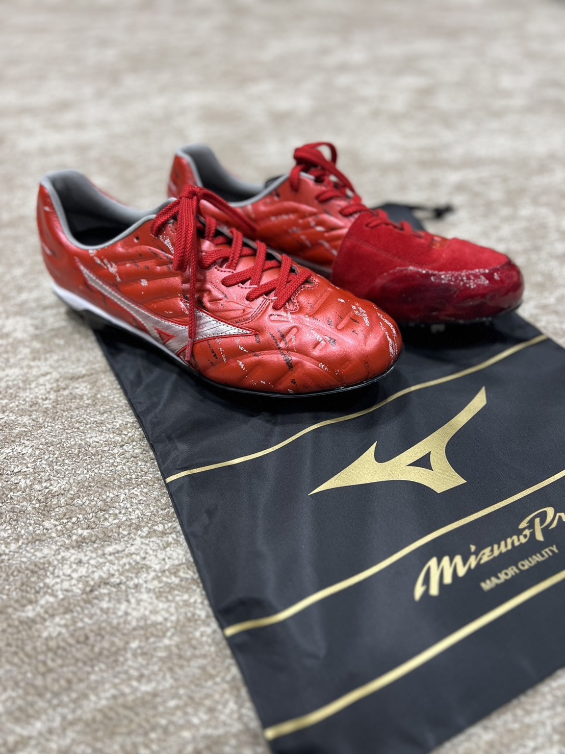 阪神桐敷が球宴で使用するミズノ社のスパイク。情熱を表すレッドをテーマカラーとしている（ミズノ社提供）