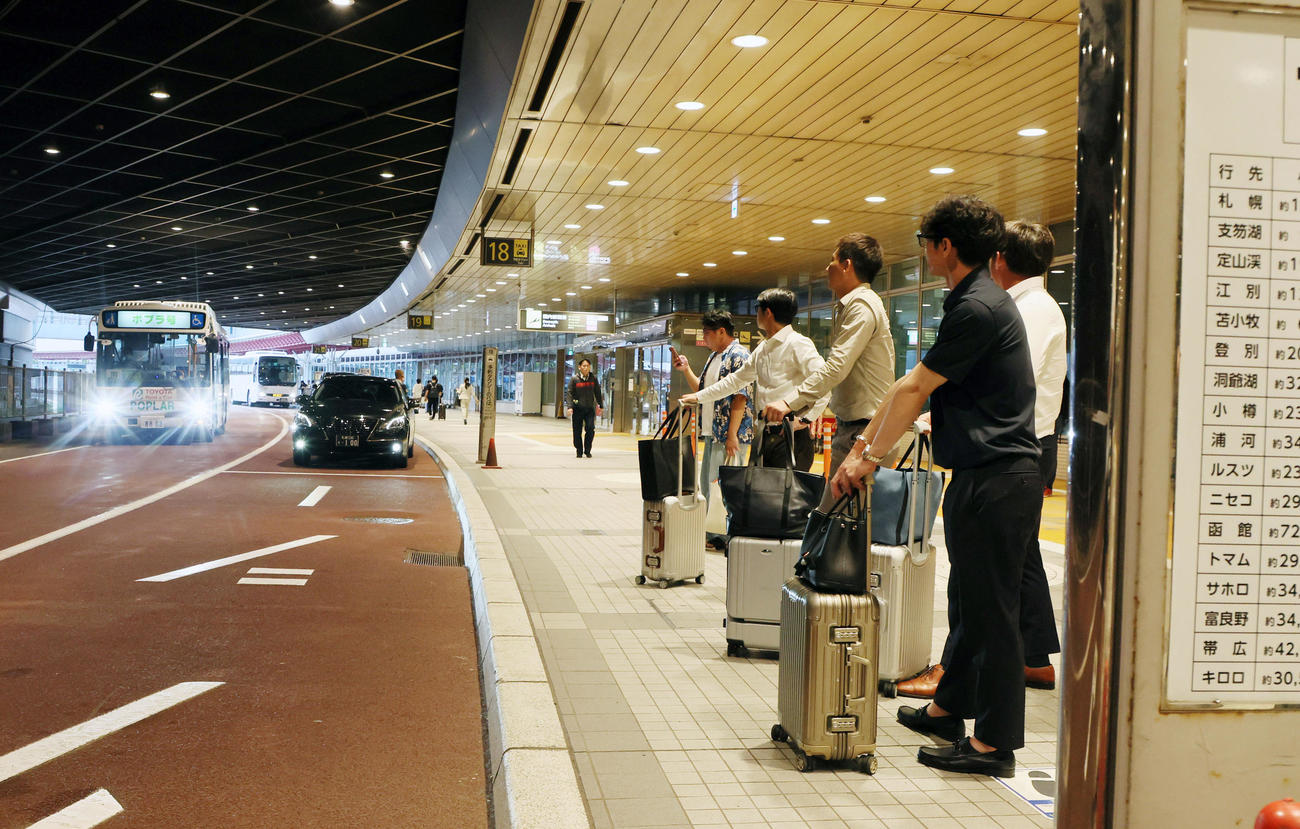 オールスター戦のため北海道入りしタクシーを待つ左から中野、岩崎、近本、桐敷（撮影・加藤哉）