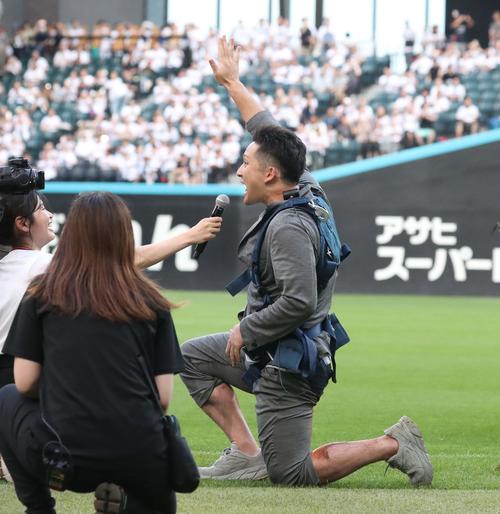 日韓戦】杉谷拳士氏が空から降ってきた…パラグライダーでド派手な演出