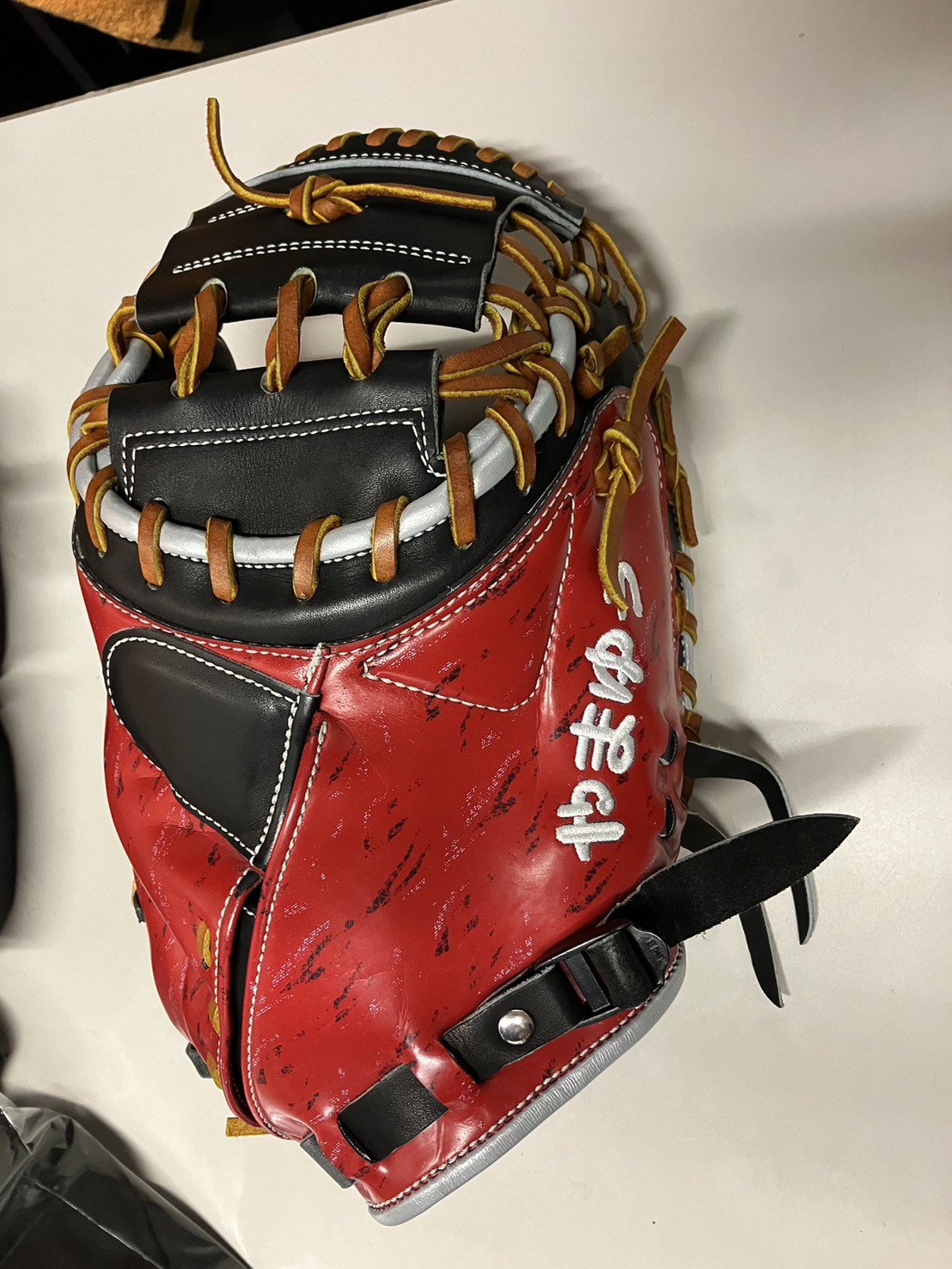 オールスターに初出場するDeNA山本が使用するミズノ社製のミット（ミズノ社提供）