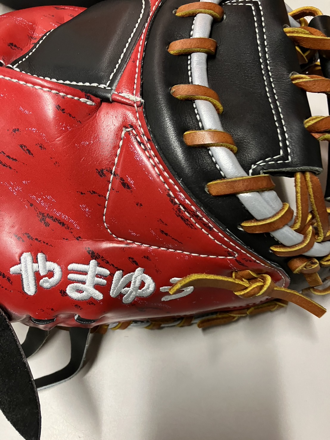 オールスターに初出場するDeNA山本が使用するミズノ社製のミット（ミズノ社提供）