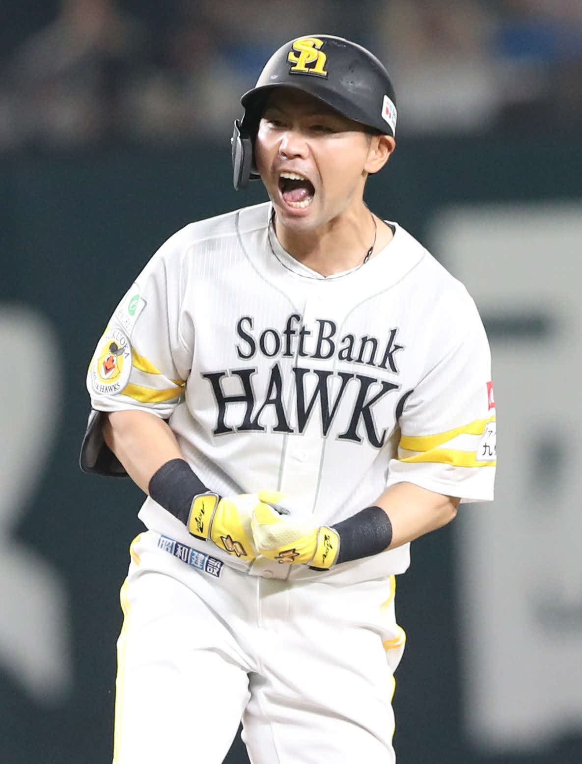 4月27日、ソフトバンク対西武　7回裏ソフトバンク2死二塁、代打中村晃は右前に同点適時打を放ちガッツポーズ