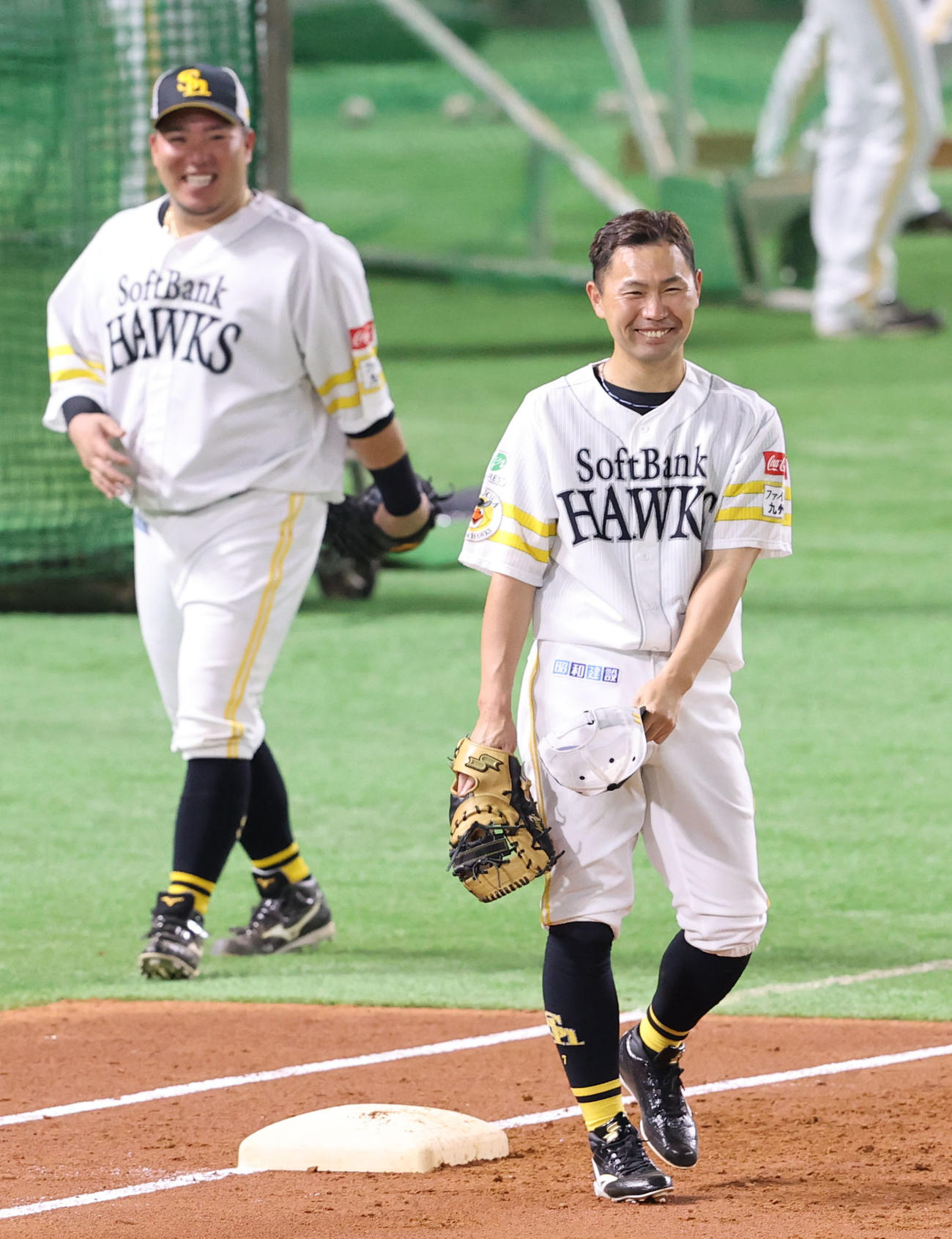 練習中に笑顔を見せる中村晃（手前）と山川穂高（奥）（2024年5月20日撮影）