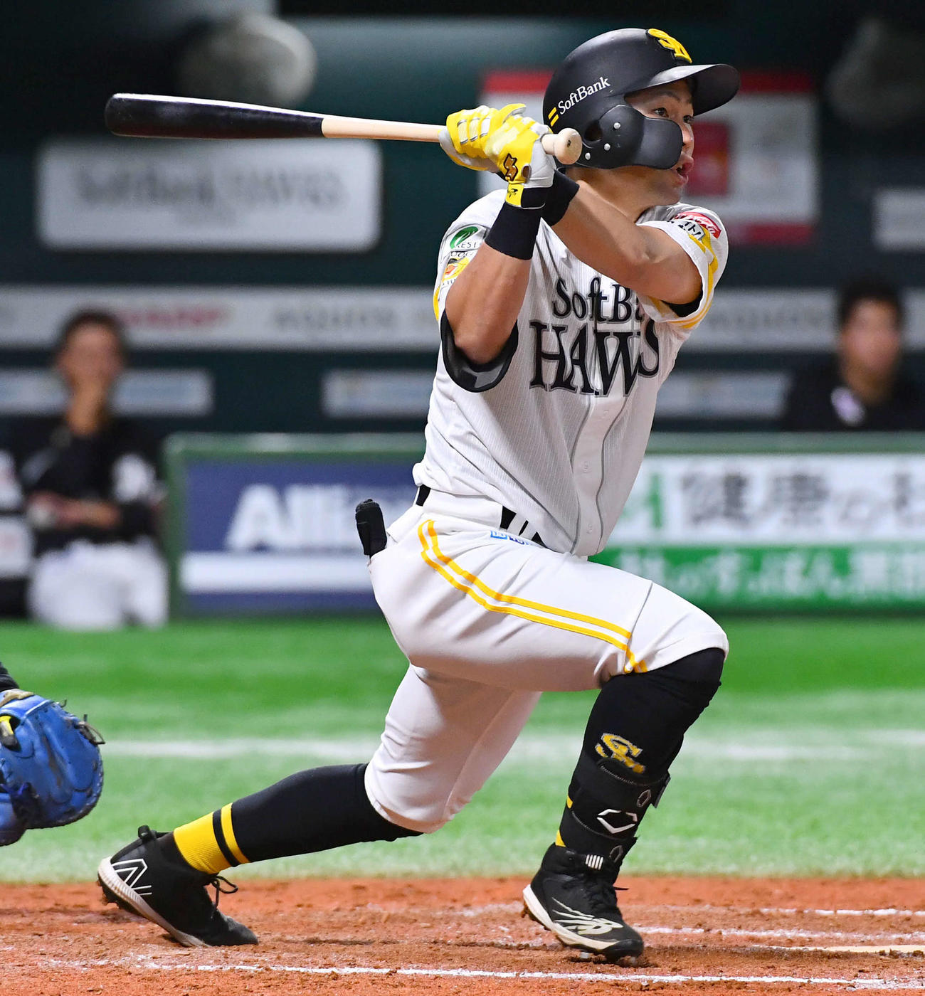 15日、ロッテ戦の7回、右翼へ適時二塁打を放つ中村晃