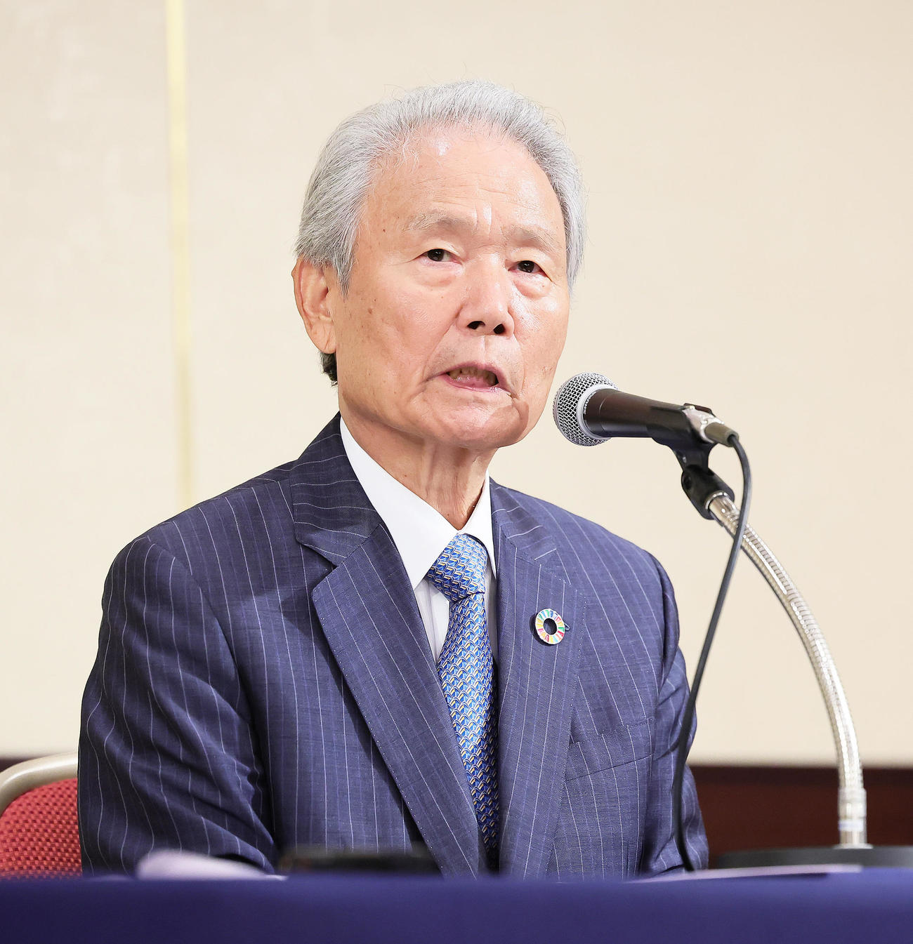 オーナー会議を終え、会見に臨むNPB榊原コミッショナー（撮影・足立雅史）