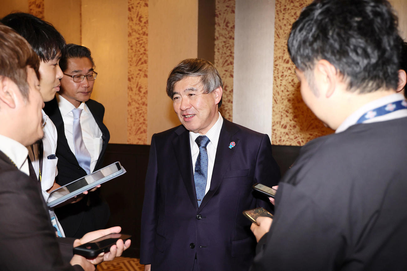 オーナー会議後、記者からの質問に答える阪神杉山オーナー（撮影・足立雅史）