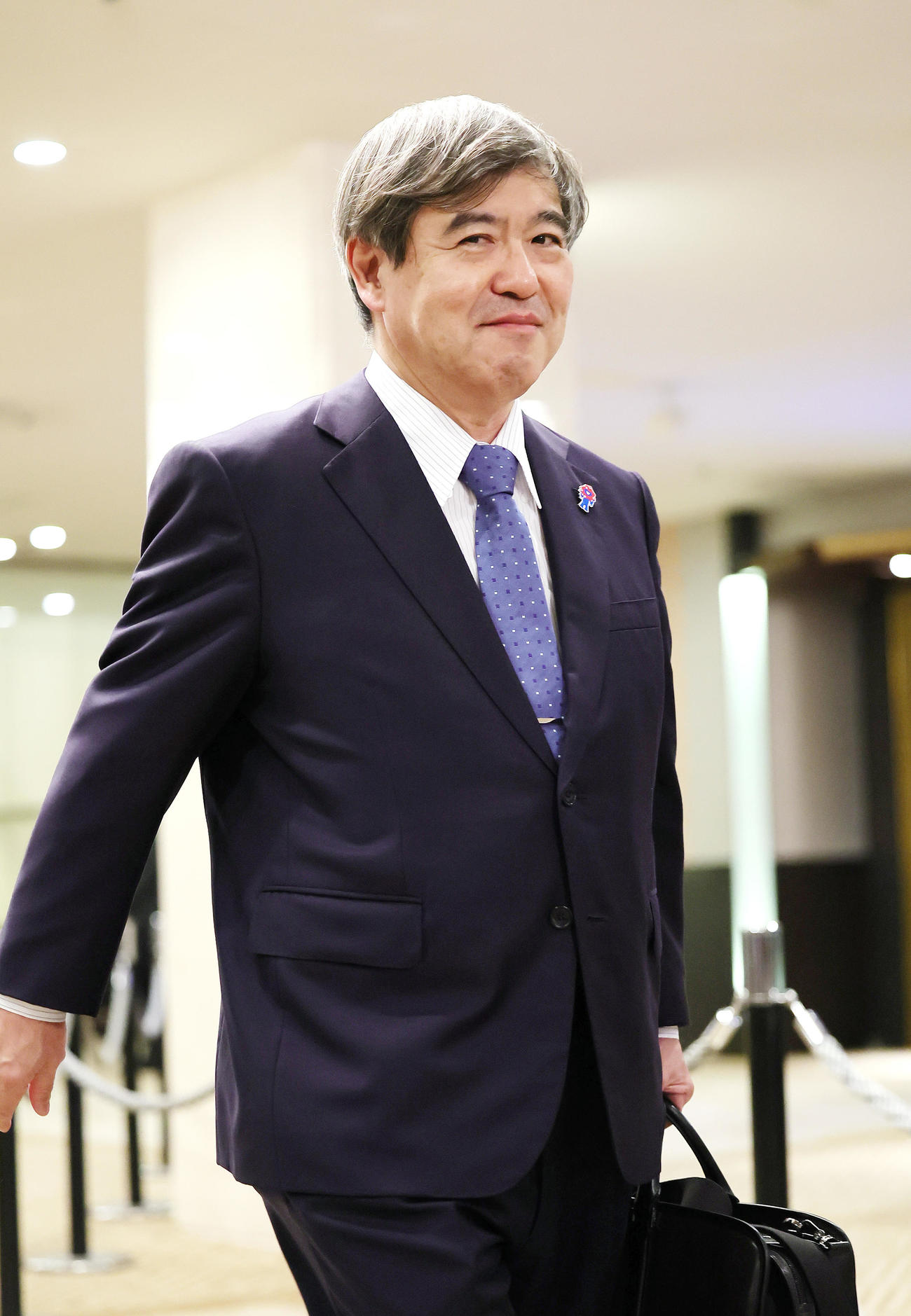 会場入りする阪神杉山オーナー（撮影・足立雅史）
