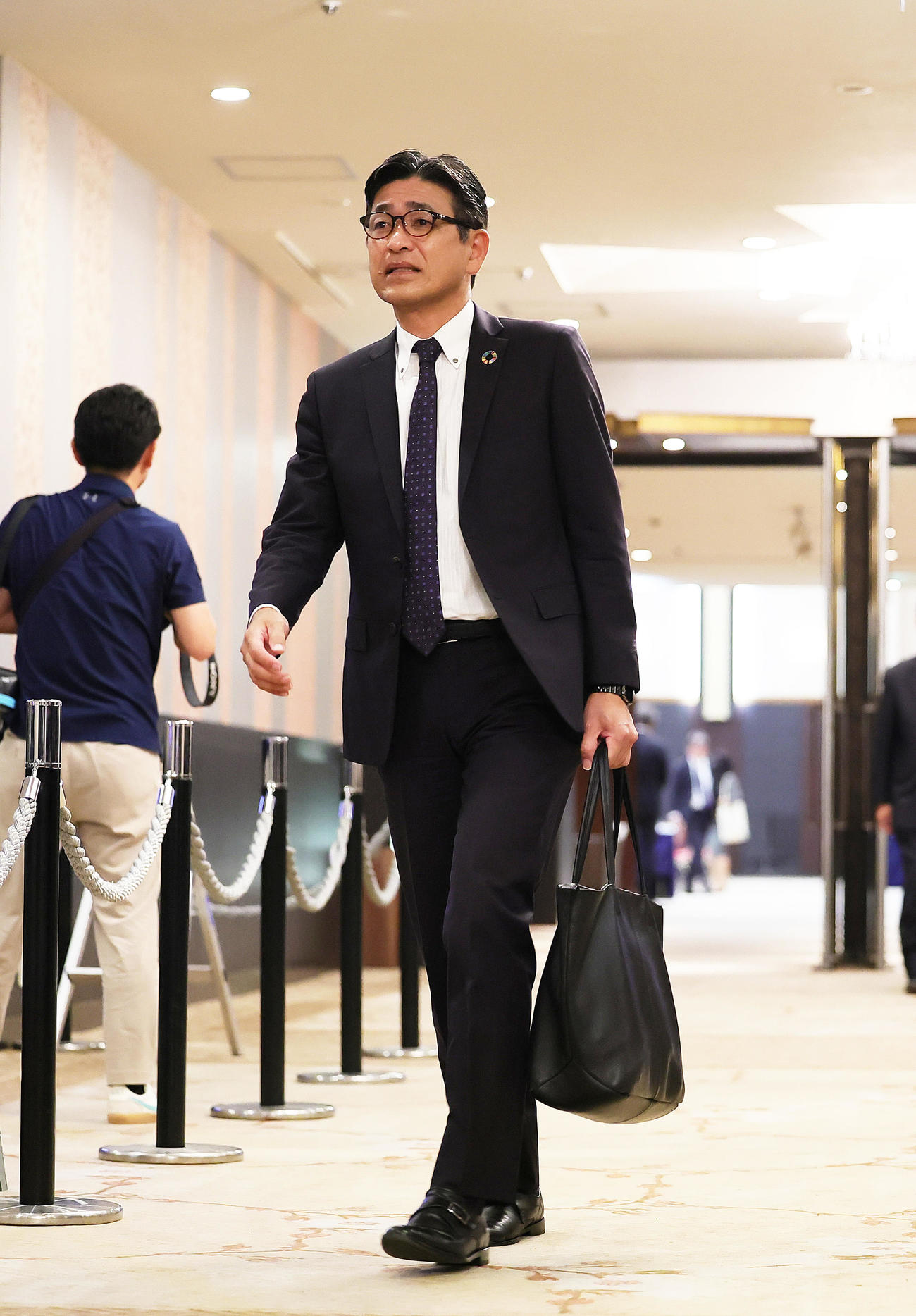 オーナー会議を終え、会場を後にする西武奥村球団社長兼オーナー代行（撮影・足立雅史）
