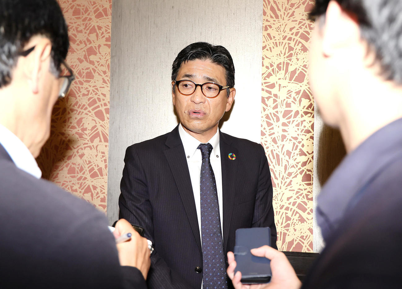 オーナー会議後、記者からの質問に答える西武奥村球団社長兼オーナー代行（撮影・足立雅史）