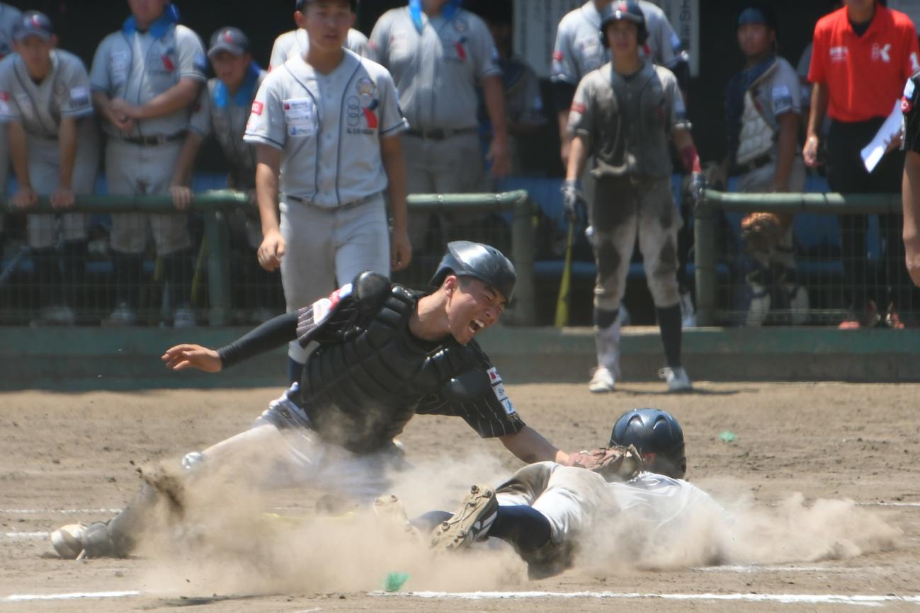 6回表2死二塁、小平はレフト関の好返球で、二走の生還を阻止した。捕手は中川