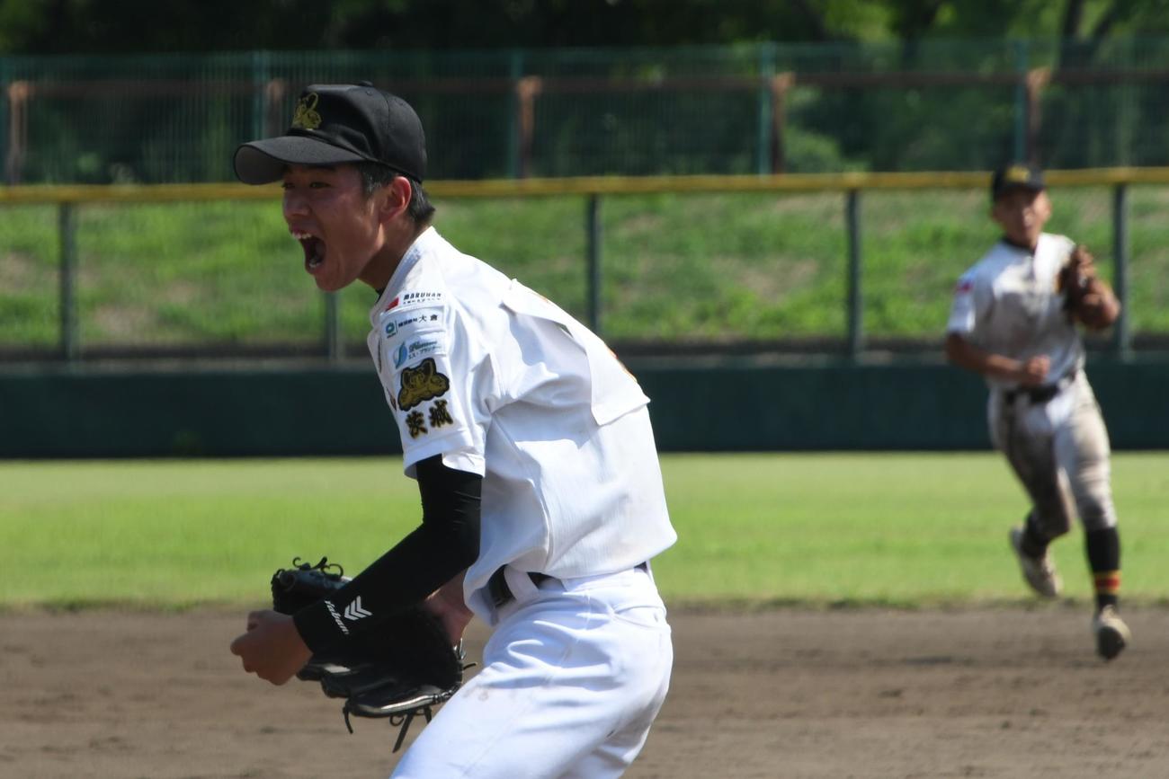 最終回途中から救援した将門・荒川は、最後の打者を三振で仕留めガッツポーズ