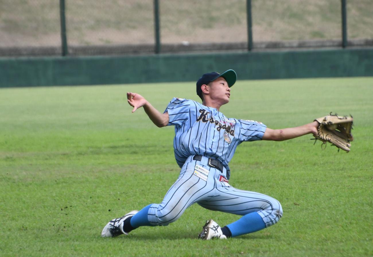6回、愛知木曽川のレフト栗本は、フライをスライディングして好捕した