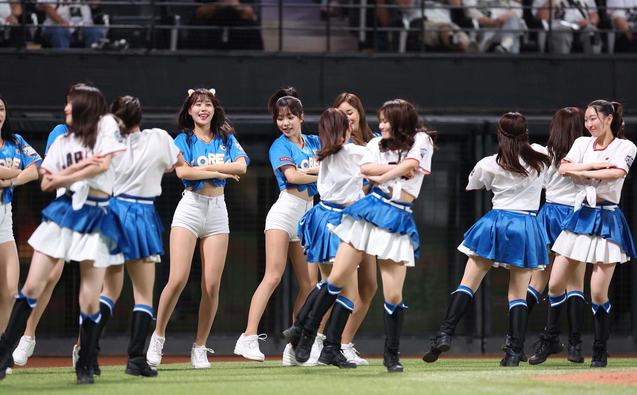 日韓ドリームプレーヤーズゲーム　日本対韓国　コラボレショーションする日本と韓国のチアガール（撮影・黒川智章）