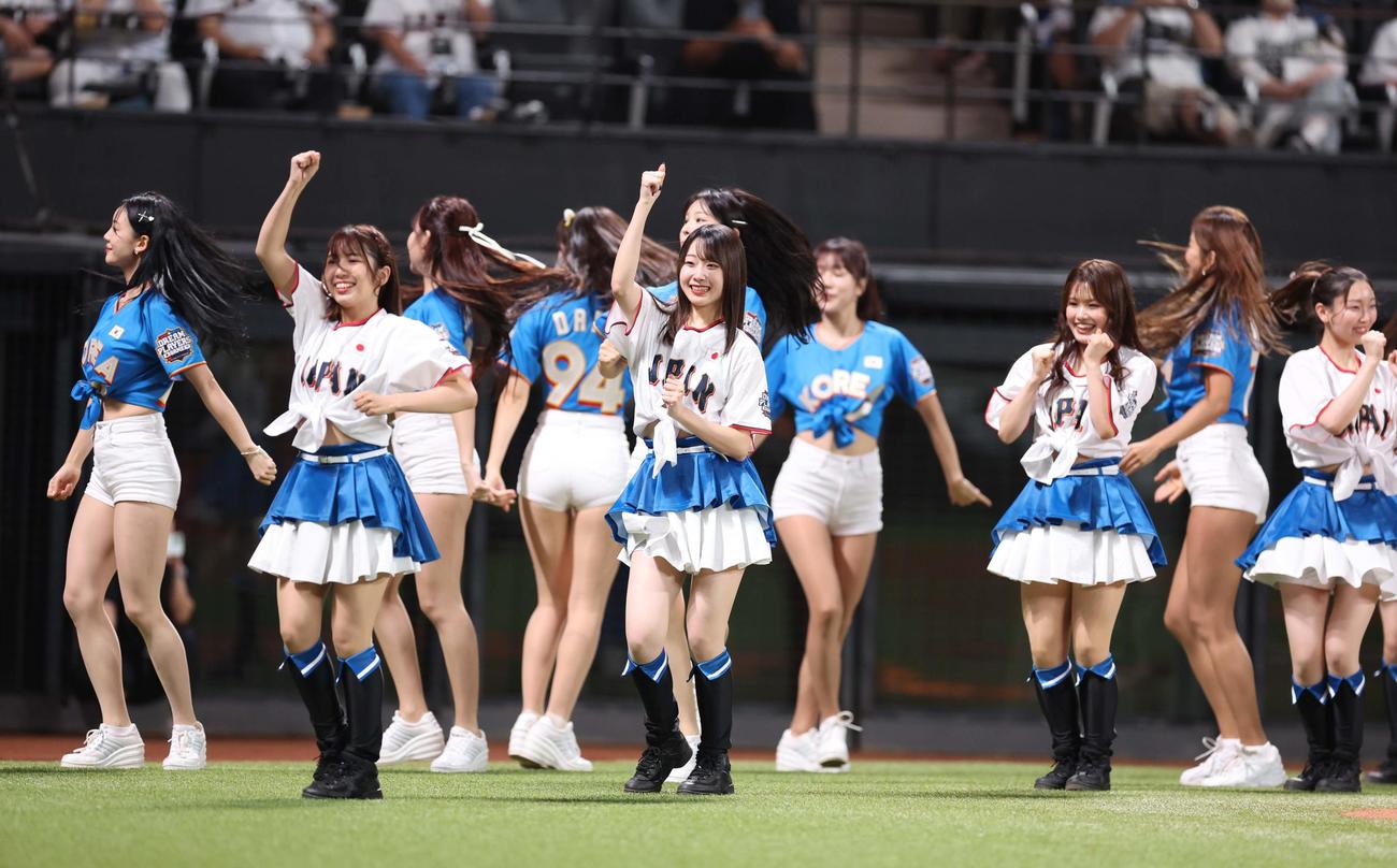日韓ドリームプレーヤーズゲーム　日本対韓国　コラボレショーションする日本と韓国のチアガール（撮影・黒川智章）