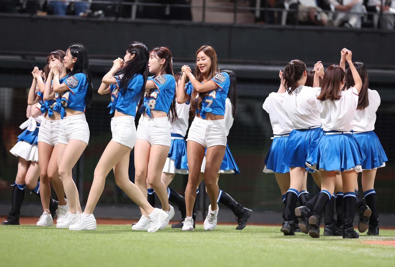 日韓ドリームプレーヤーズゲーム　日本対韓国　コラボレショーションする日本と韓国のチアガール（撮影・黒川智章）