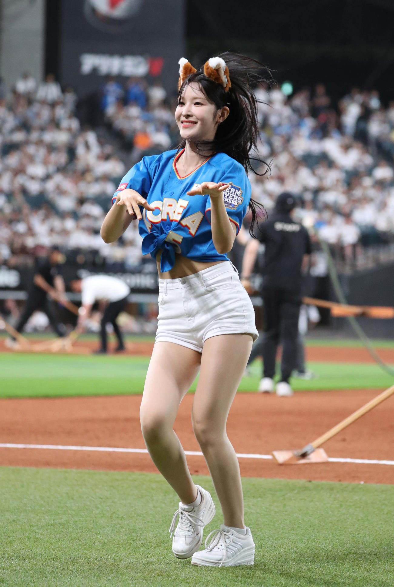 日韓ドリームプレーヤーズゲーム　日本対韓国　「きつねダンス」を踊る韓国チアガール（撮影・黒川智章）