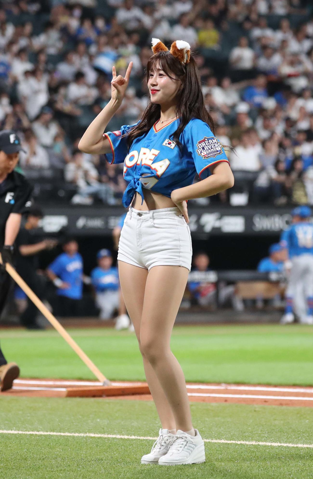 日韓ドリームプレーヤーズゲーム　日本対韓国　「きつねダンス」を踊る韓国チアガール（撮影・黒川智章）