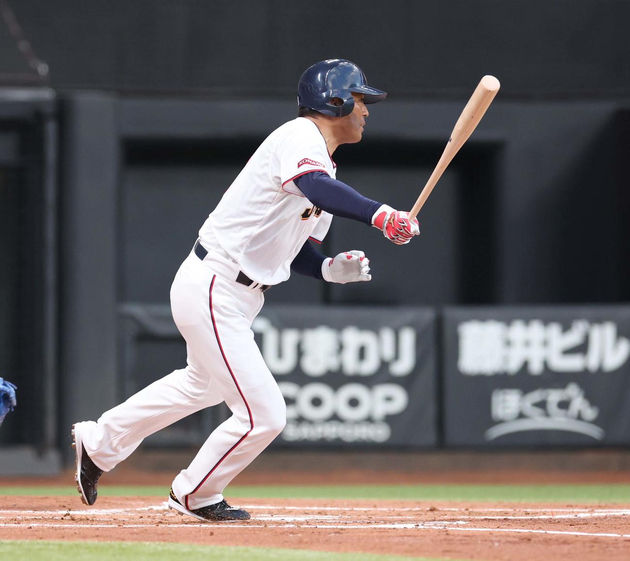 日韓ドリームプレーヤーズゲーム　日本対韓国　1回裏日本ハム2死二塁、左前適時打を放つ稲葉氏（撮影・黒川智章）