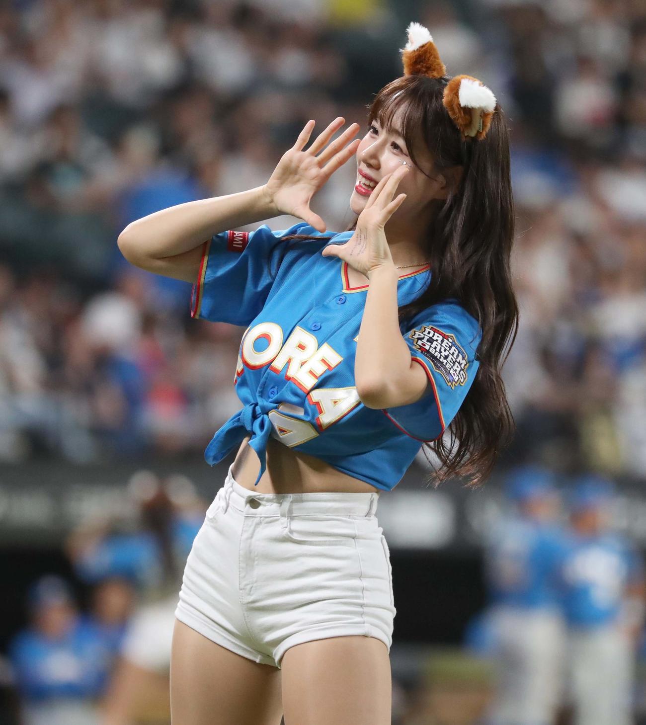 日韓ドリームプレーヤーズゲーム　日本対韓国　「きつねダンス」を踊る韓国チアガール（撮影・黒川智章）