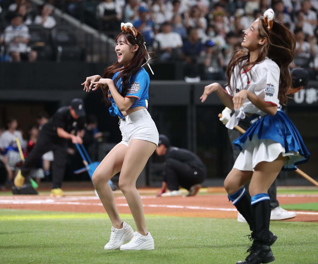 日韓ドリームプレーヤーズゲーム　日本対韓国　「きつねダンス」を踊る韓国チアガール（撮影・黒川智章）